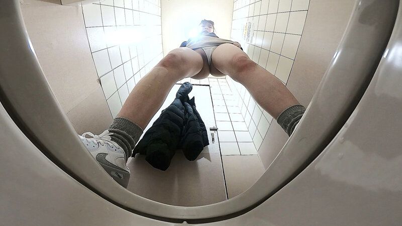 女子トイレ覗き迫力の放尿と生々しいオナニー ＃4 ギャラリー 12