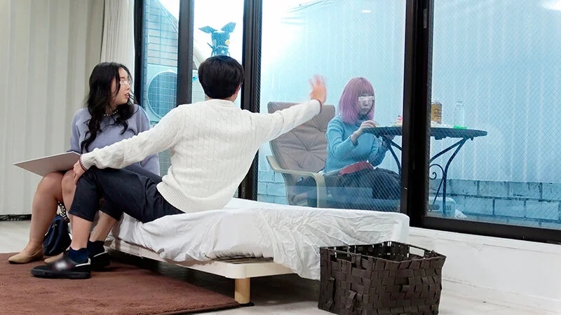 一般男女モニタリングAV マジックミラーの向こうには実の娘（=彼女）！「娘がダメなら私が…」巨乳母がデカチンすぎて童貞卒業できない娘の彼氏を優しく筆おろし！フル勃起デカチ○ポを根元まで受け挿れたご無沙汰オマ○コと性欲溢れる童貞チ○ポの中出しセックスは1発限…