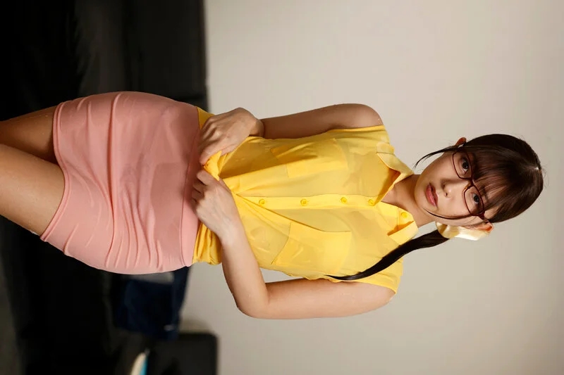 突然の豪雨。玄関先にびしょ濡れで下着スケスケの美女が立っていた。3