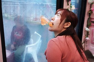 一般男女モニタリングAV×マジックミラー便コラボ企画 愛する夫の目の前で路上NTR！清楚な人妻が「お口だけでコンドーム装着」に挑戦！2 ノーハンドでデカチンを咥えたご無沙汰妻のオマ○コは欲しがり汁が溢れ出す！旦那の目の前で寝取って最後はゴムを外して生中出し！ ギャラリー 2