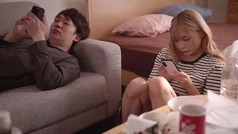 大好きな彼女の声とはつゆ知らず、大嫌いな隣人の部屋から聞こえる喘ぎ声に勃起してしまった 一条みお