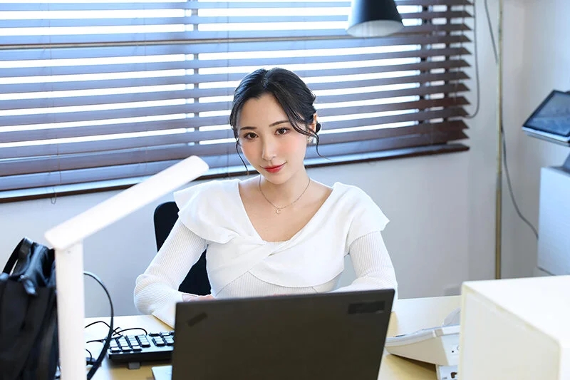 【VR】【8K VR】僕が夜通し仕事に没頭できるのは、漫画BODYな女上司が、みんなが帰った後に超天井特化アングル‘よしよーし‘おっぱい吸い杭打ちピストンで無限に射精させられるから。北野未奈