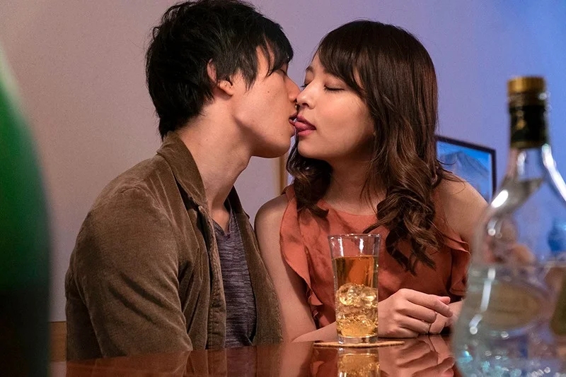 【大人の東京NTR】婚約カップルの彼氏を視線で誘い濃厚ベロチューで堕とし寝取って強●中出しさせる略奪の美学 あべみかこ