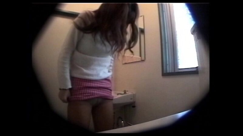 【定点カメラ】Q，女の人はトイレで何してるの？ A，おしっことオナニーです！ ギャラリー 1