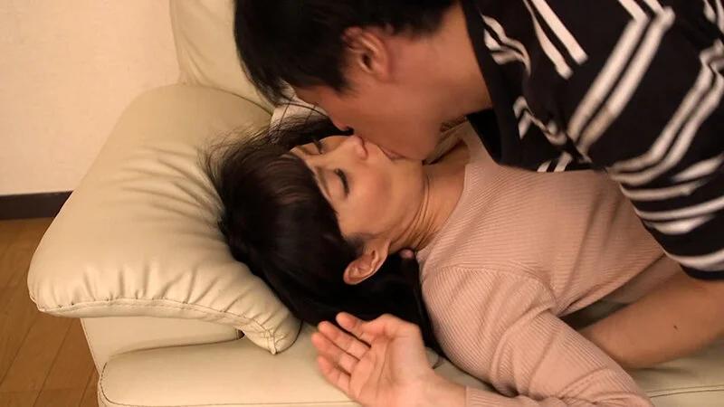 清楚で綺麗な義母がローターでオナニー！？欲求不満を抱える義母と娘婿の昼下がりの禁断の肉欲SEX！ ギャラリー 3