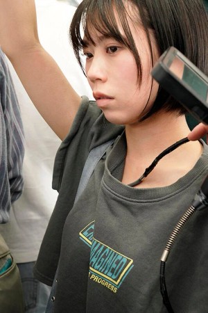 完全着衣内アングル！先端が自在に動くファイバースコープで敏感な乳首を責められ恥ずかしがりながらも感じてしまう私服小柄ちっぱい美少女 雨宮あや花 ギャラリー 3