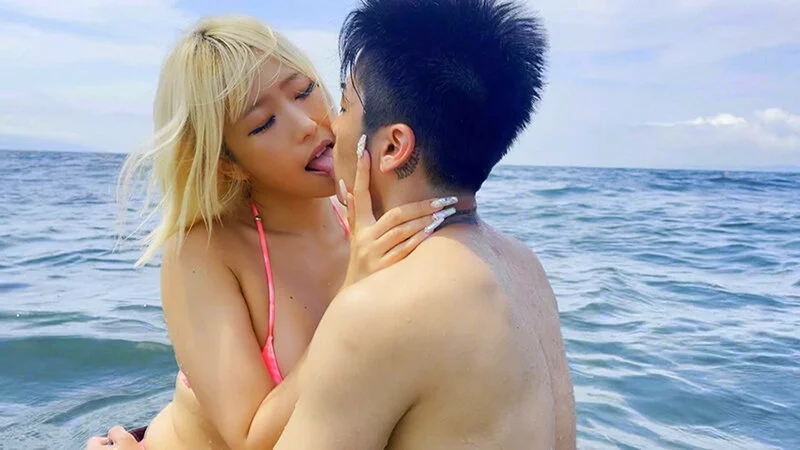 俺の淡くエロい経験…彼女と遊びに来た海の家でとんでもなく どすけべなG A L店員に出会って、シャワー中忍び込まれ誘われた結果ものすごいことになってしまったひと夏の思い出 乙アリス