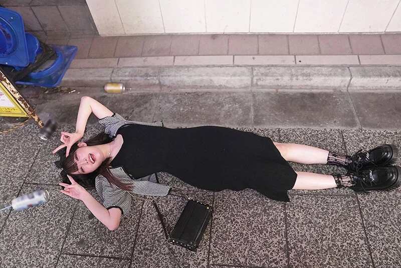 酔い潰れ寝転びギャルをお持ち帰り！@歌舞伎町 イラマ・スパンキング・首絞め へべれけ5P やよい （メスガキ31） 三葉やよい