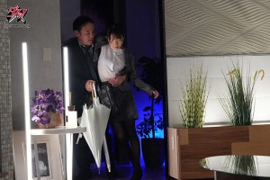 出張先で集中豪雨 嫌いな上司の前でまさか酔い潰れ…突然の相部屋 夜が明けても唾液を濃厚に絡ませ汗だく中出し絶倫性交で貪り合ってました。 天羽りりか ギャラリー 1