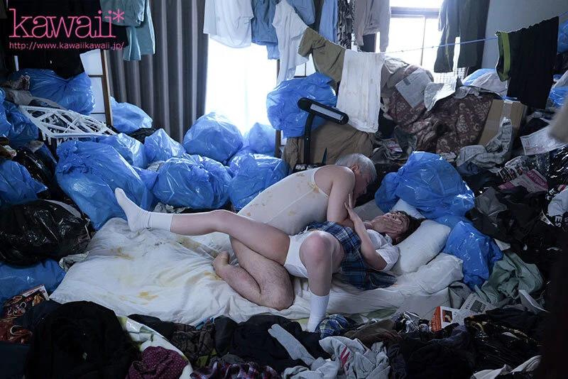 隣人のゴミ部屋で異臭中年おやじに抜かずの連撃中出し49発で監禁調教孕まされた塩対応メガネ制服女子の末路… 宍戸里帆 ギャラリー 4