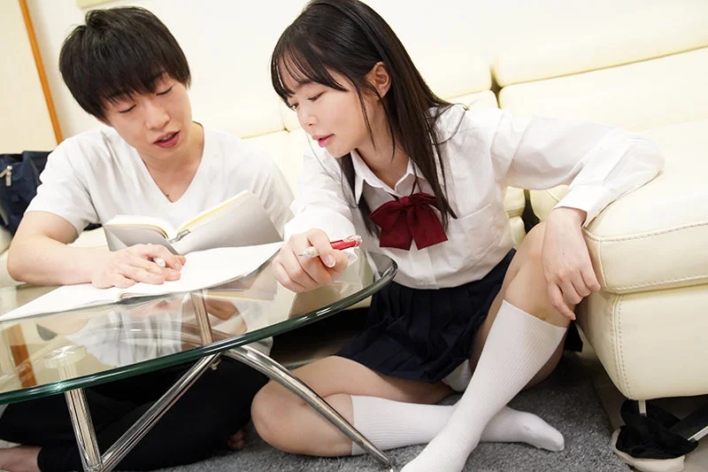 寝ている女子校生の妹にイタズラしていたら逆に生ハメを求められて もう発射しそうなのにカニばさみでロックされて逃げられずそのまま中出し！百瀬あすか