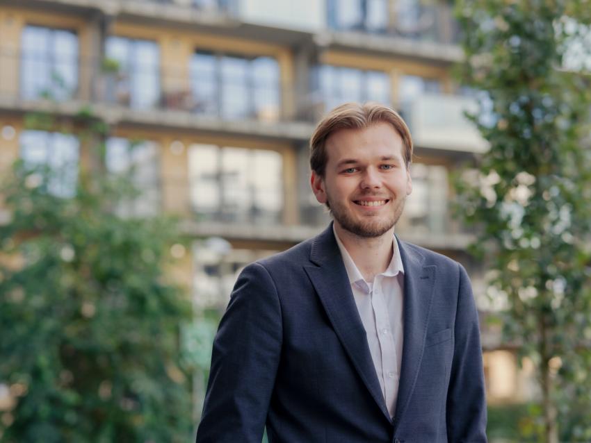 Portrett av eiendomsmeglerfullmektig Jakob Johan Sæter Hånes