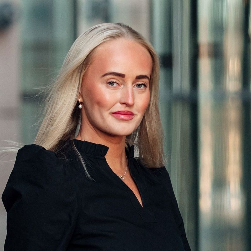 Portrett av eiendomsmeglerfullmektig Emilie Langeland Nielsen