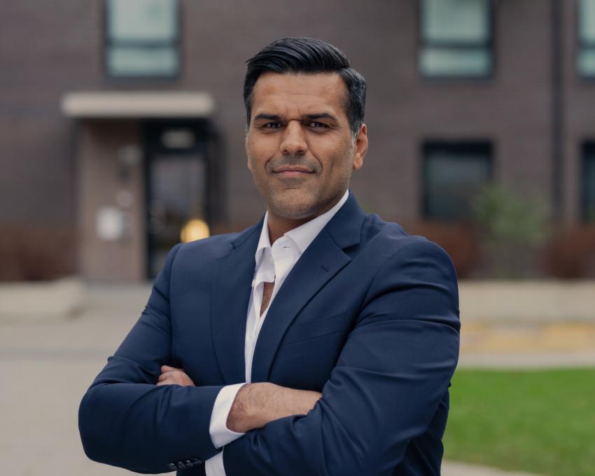 Portrett av eiendomsmegler Naveed Iqbal