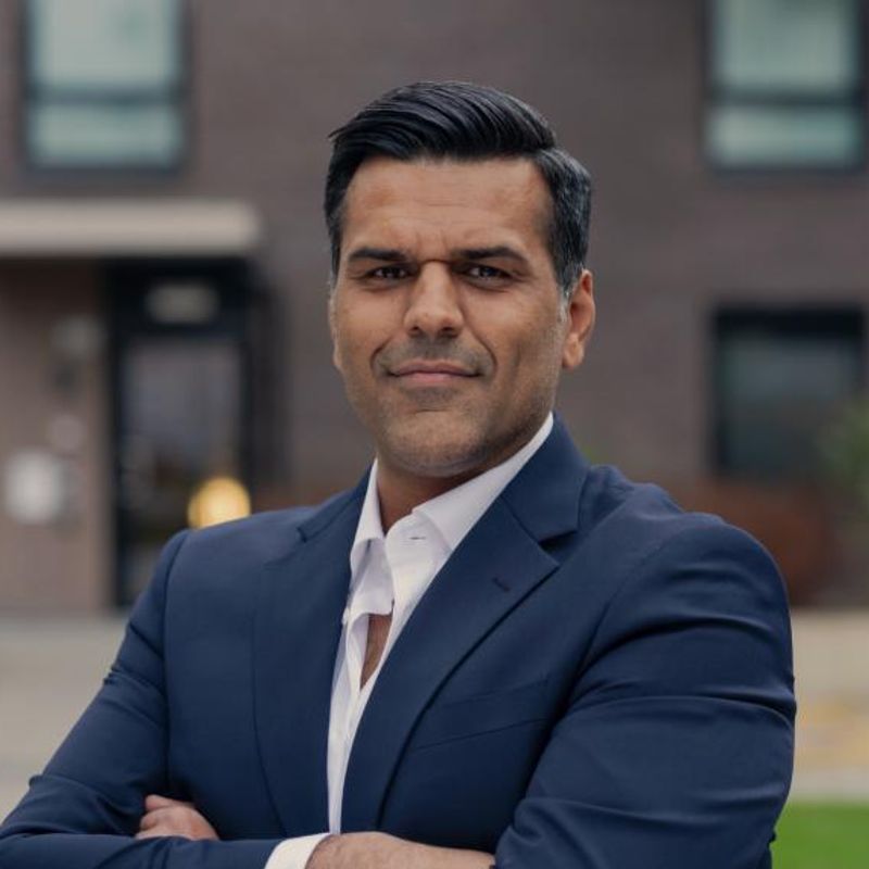 Portrett av eiendomsmegler Naveed Iqbal