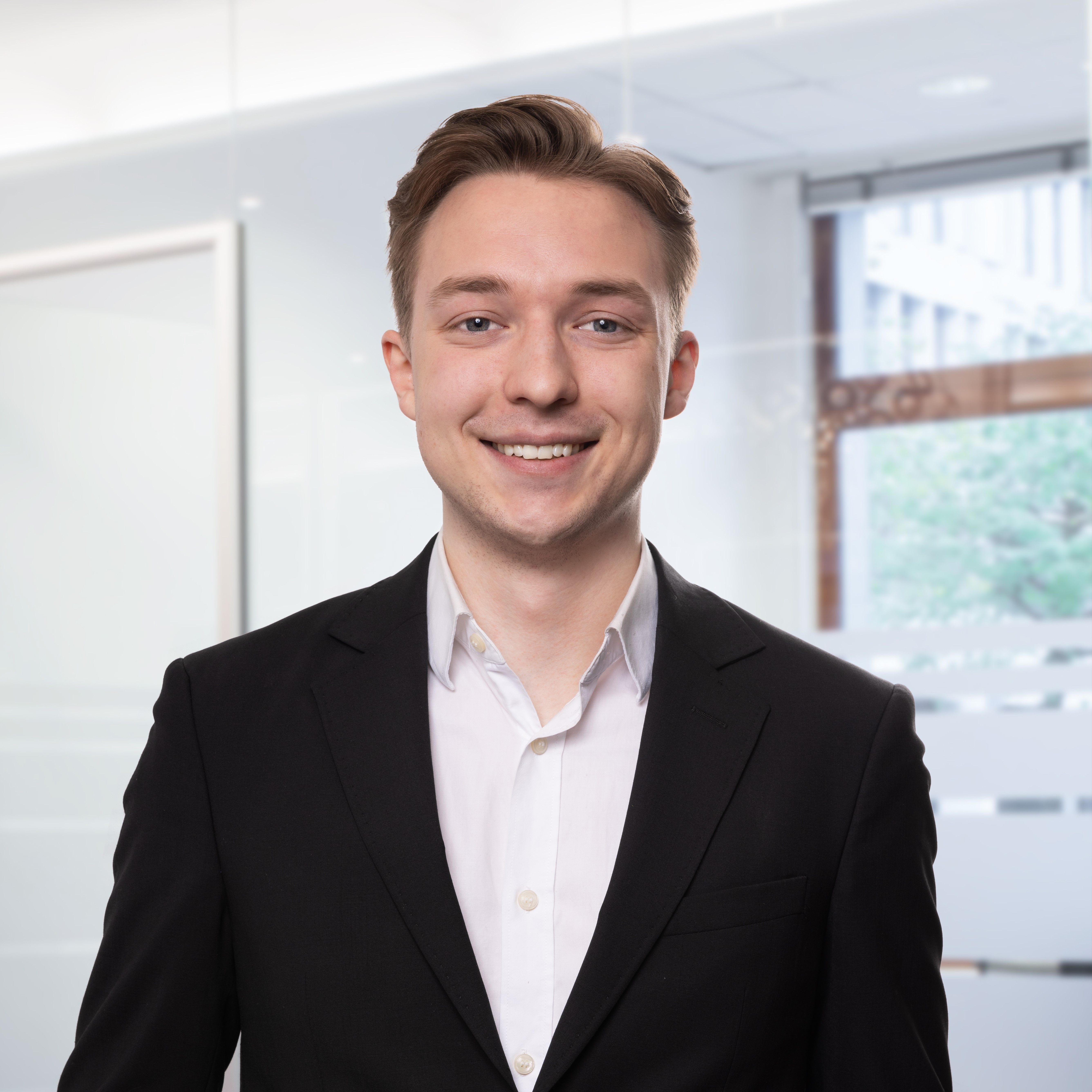 Portrett av eiendomsmeglerfullmektig Adrian Ringsbu