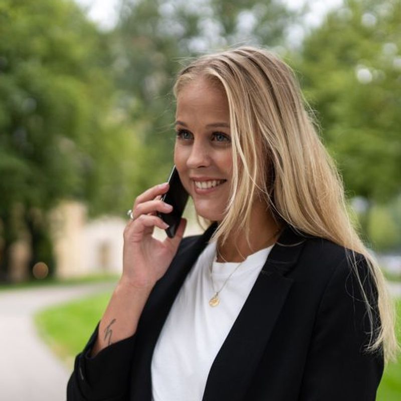Portrett av eiendomsmeglerfullmektig Emilie Myrmæl Robøle