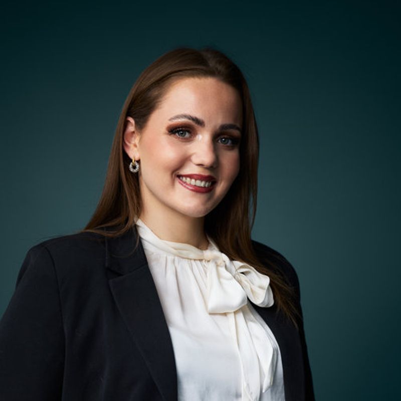 Portrett av eiendomsmeglerfullmektig Helene Gynnild Pedersen
