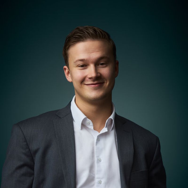 Portrett av eiendomsmeglerfullmektig Christoffer Løvdal