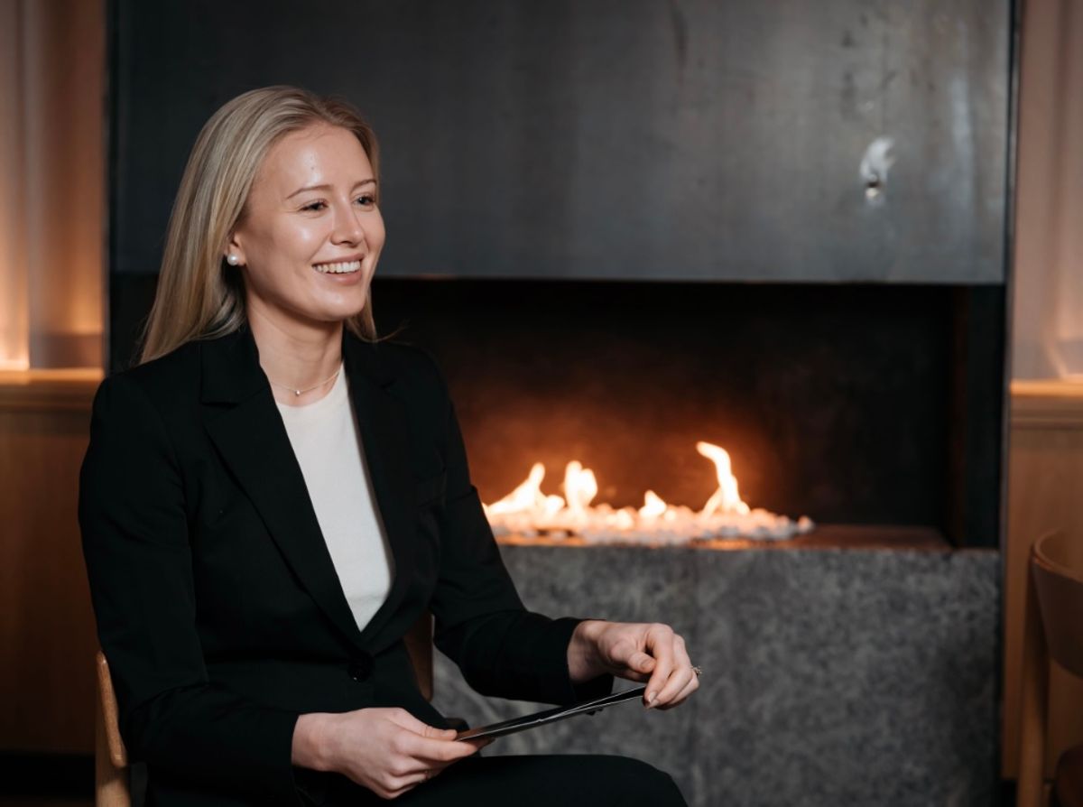 Portrett av eiendomsmeglerfullmektig Karoline Hjelmerud