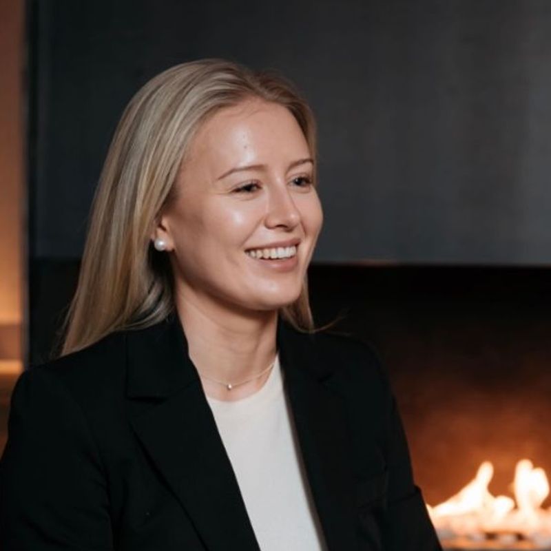 Portrett av eiendomsmeglerfullmektig Karoline Hjelmerud