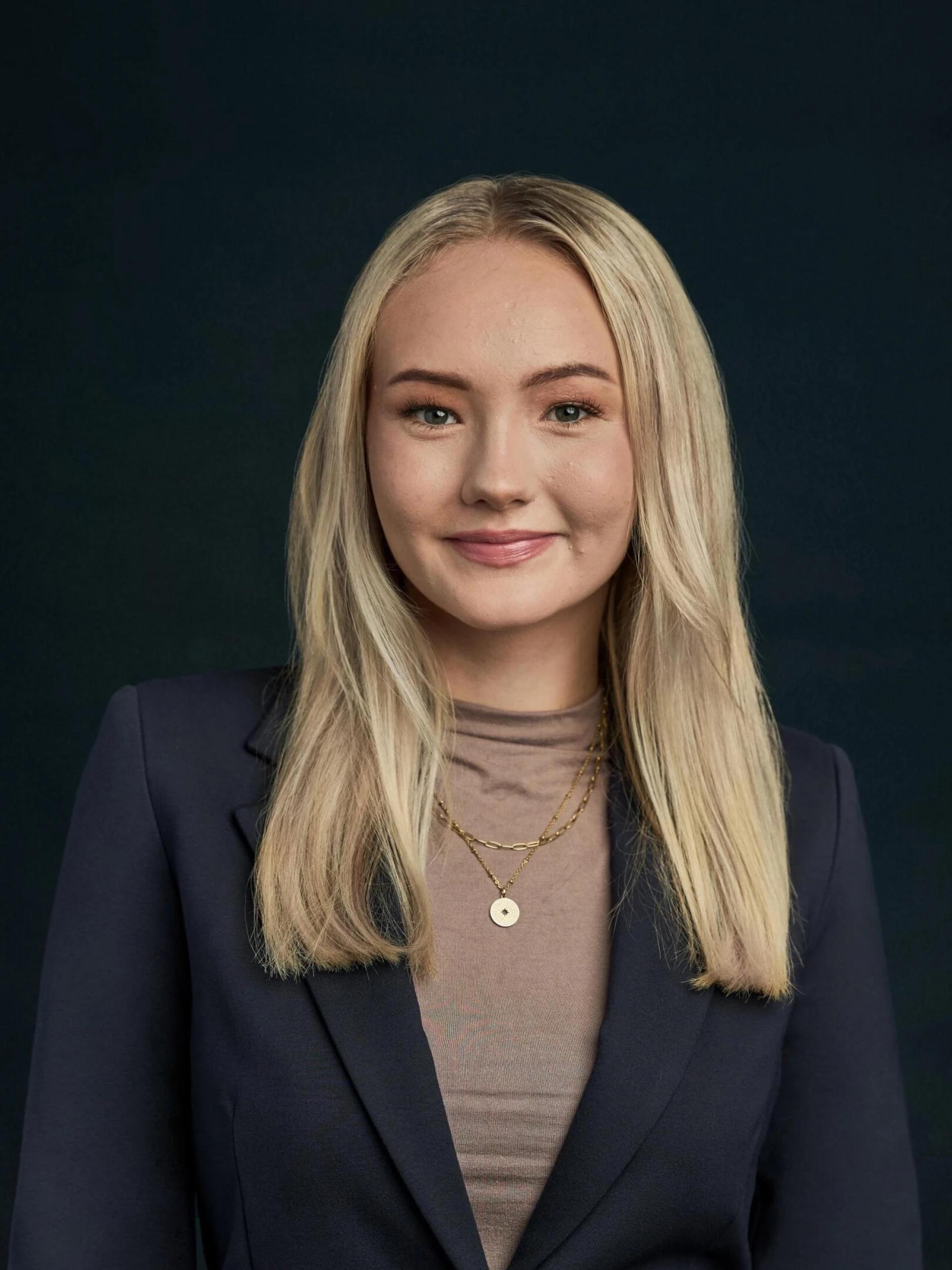 Portrett av eiendomsmeglerfullmektig Aurora Helgesen Johansen