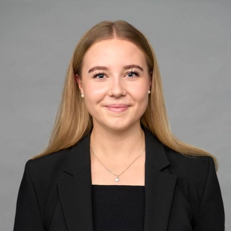 Portrett av eiendomsmeglerfullmektig Camilla Huse Janitz