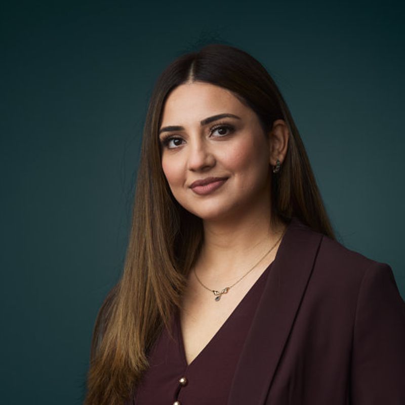 Portrett av eiendomsmegler Iqra Iqbal