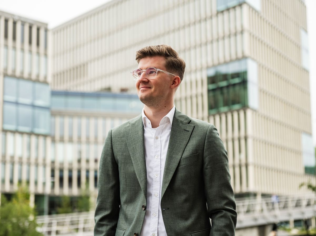 Portrett av eiendomsmegler Henrik Holst Wang