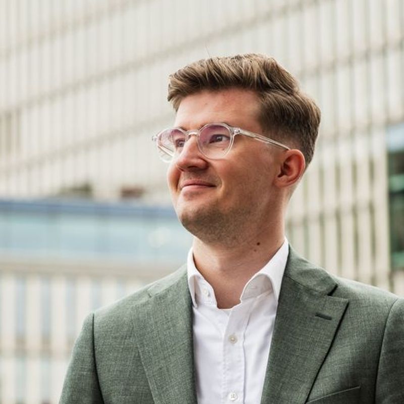 Portrett av eiendomsmegler Henrik Holst Wang