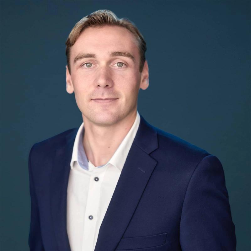 Portrett av eiendomsmeglerfullmektig Sebastian T. Hellner