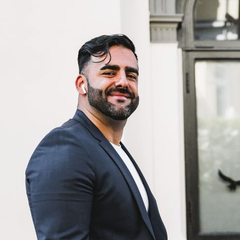 Portrett av eiendomsmegler Babak Muktar
