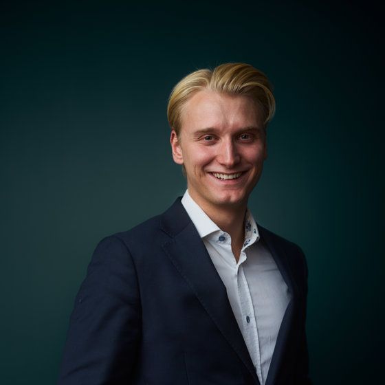 Portrett av eiendomsmeglerfullmektig Henrik Holten Riste