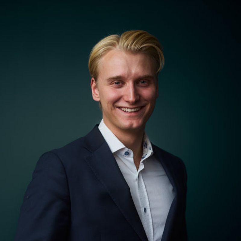 Portrett av eiendomsmeglerfullmektig Henrik Holten Riste