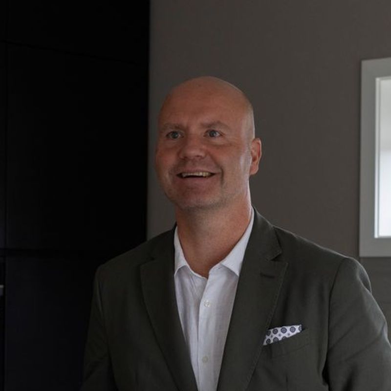 Portrett av eiendomsmegler Bent W. Johansen