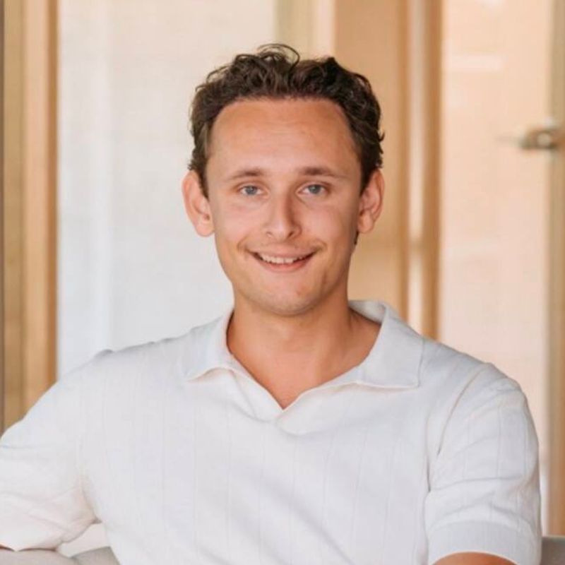 Portrett av eiendomsmegler Adrian Gjerlaugsen