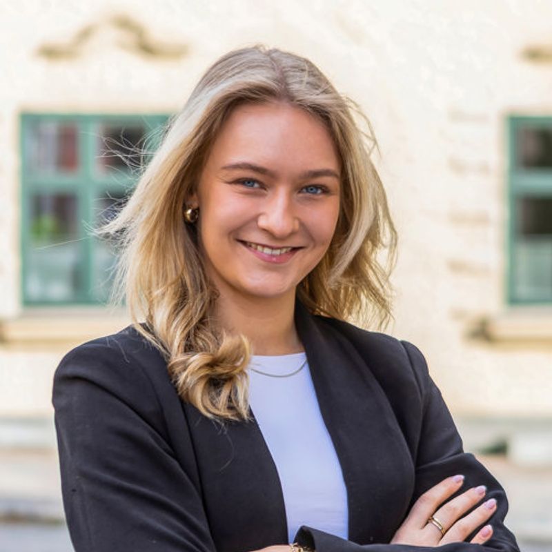 Portrett av eiendomsmeglerfullmektig Signe Stensby Bakken