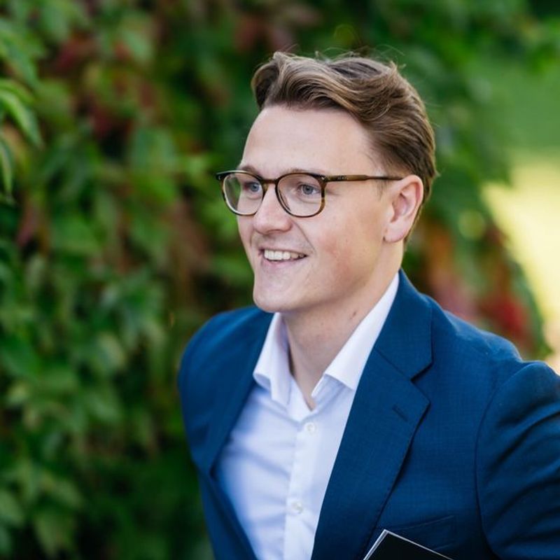 Portrett av eiendomsmeglerfullmektig Elias Nilsen