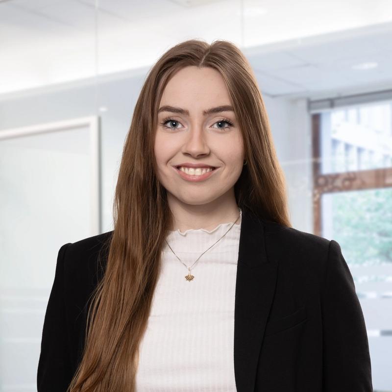 Portrett av eiendomsmegler Emilie Gjermstad