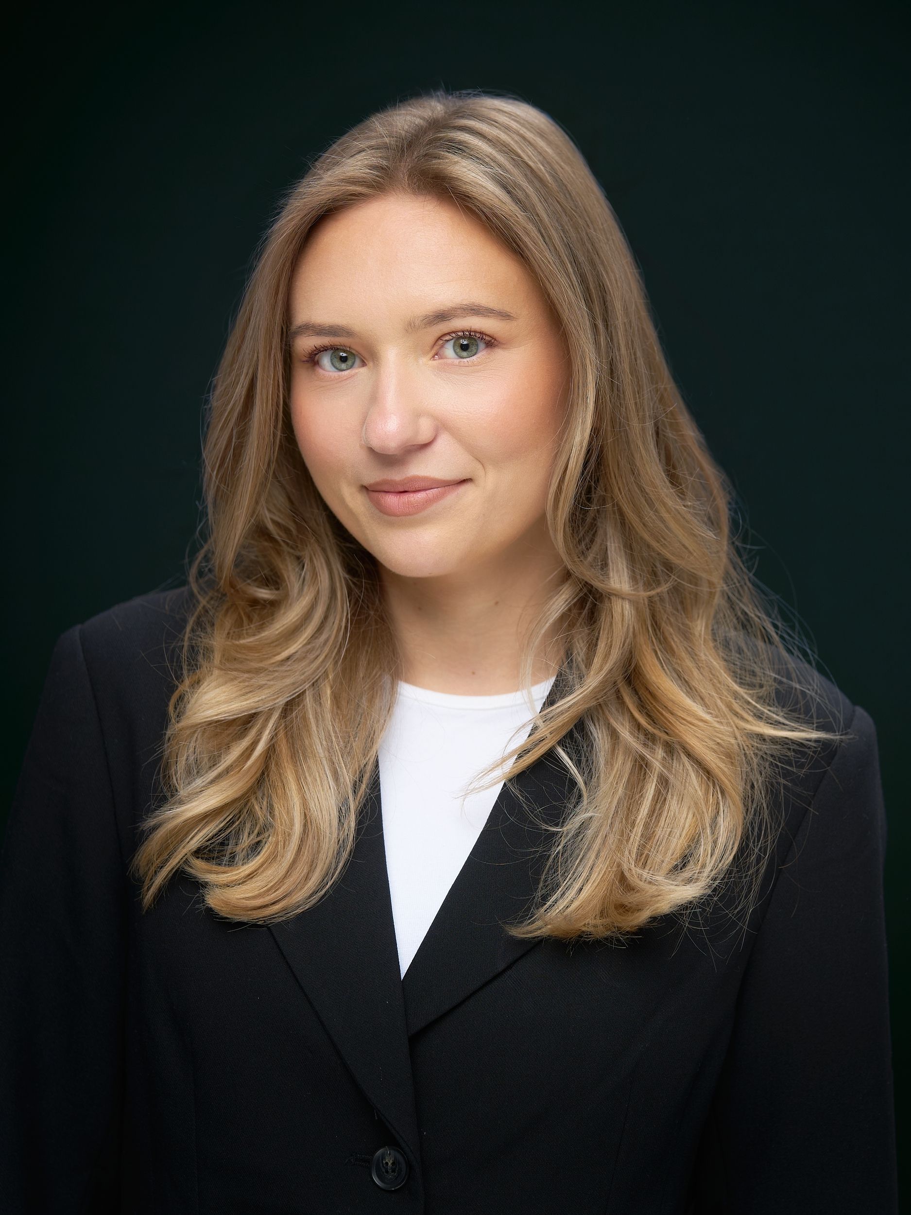 Portrett av eiendomsmeglerfullmektig Thea Osnes Johannesen