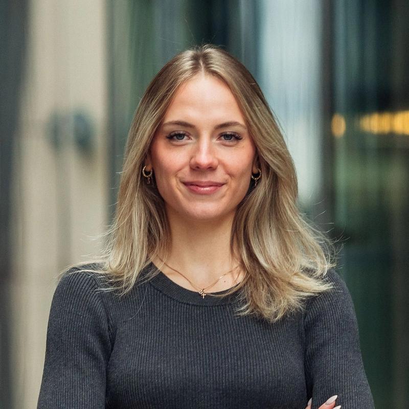 Portrett av eiendomsmeglerfullmektig Laura Uzulniece