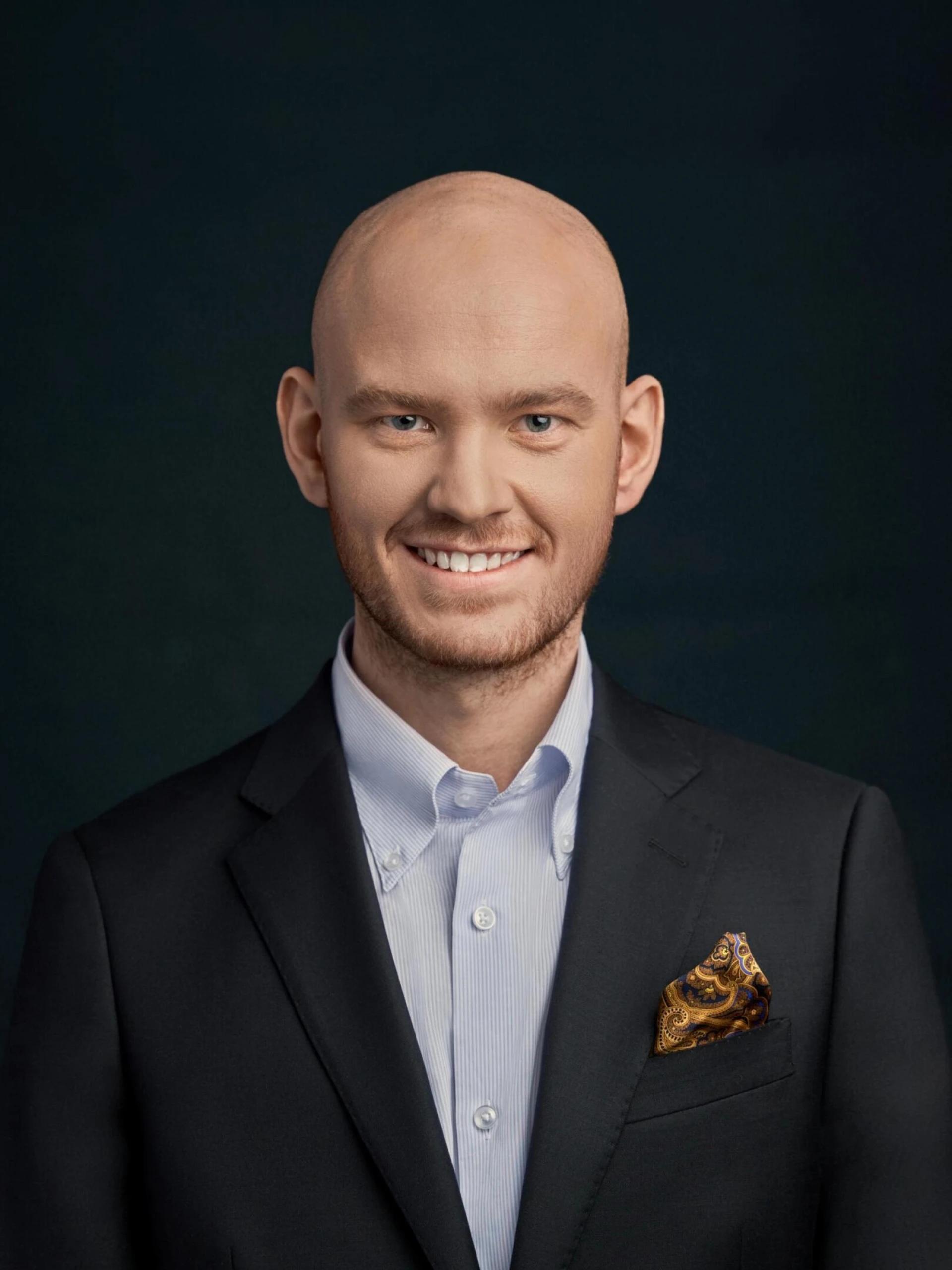 Portrett av eiendomsmeglerfullmektig Henrik Haugen