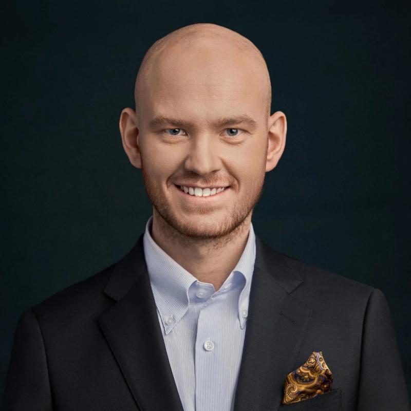 Portrett av eiendomsmeglerfullmektig Henrik Haugen