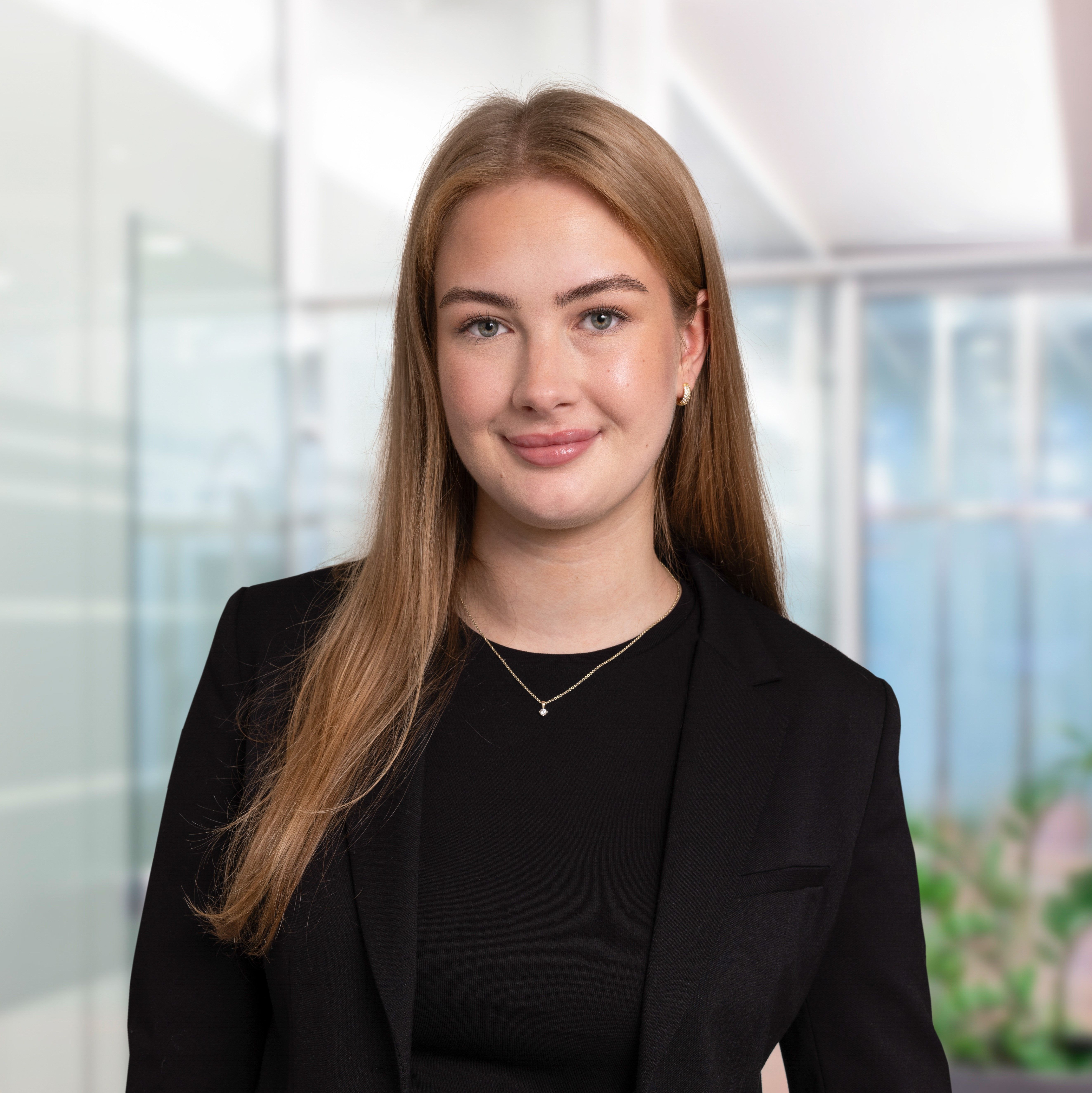 Portrett av eiendomsmeglerfullmektig Emilie Bertine Naasen
