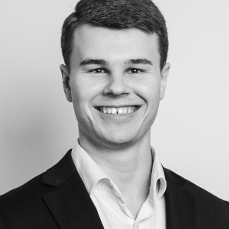 Portrett av eiendomsmeglerfullmektig Markus Foss Andersen