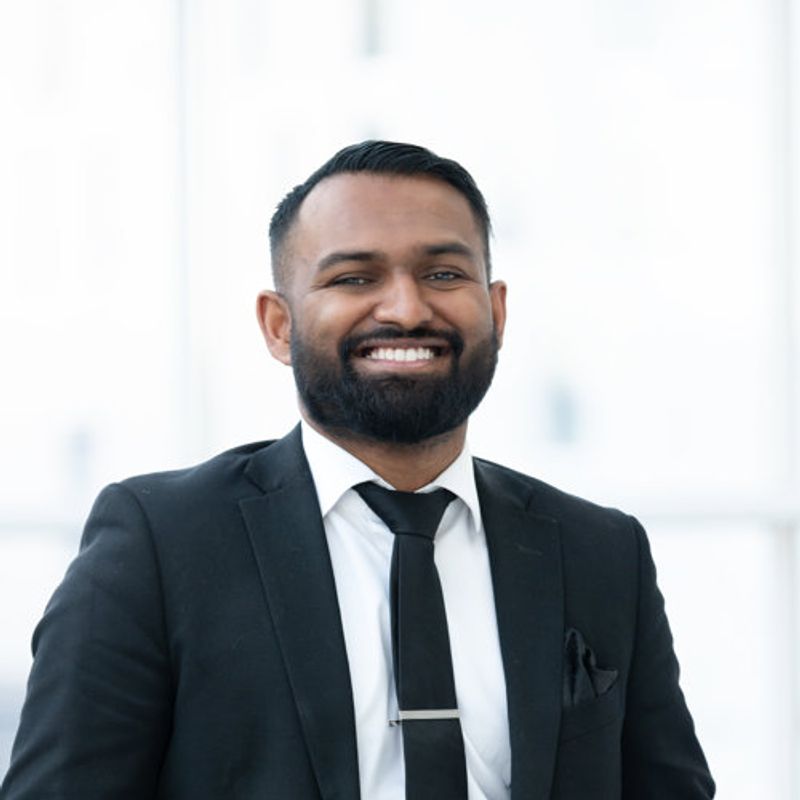 Portrett av eiendomsmegler Thushi Joshua Sri