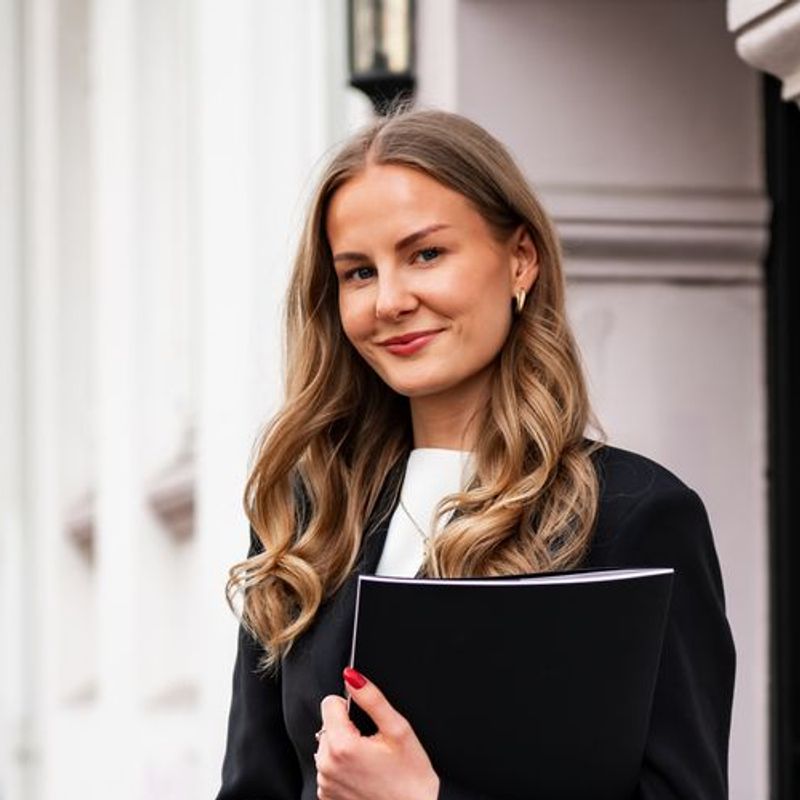 Portrett av eiendomsmeglerfullmektig Synne Berg Farstad