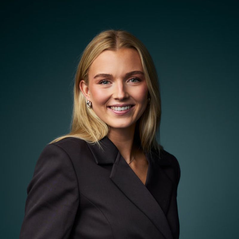 Portrett av eiendomsmeglerfullmektig Emma Solbrekke Lysaker