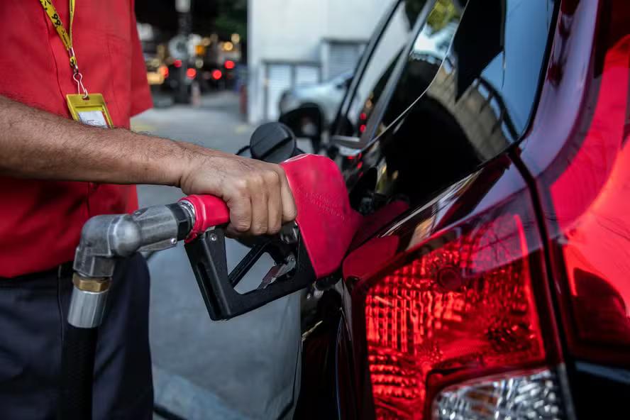 Governo deve aprovar aumento de etanol na gasolina de 30% para 32%, diz Silveira