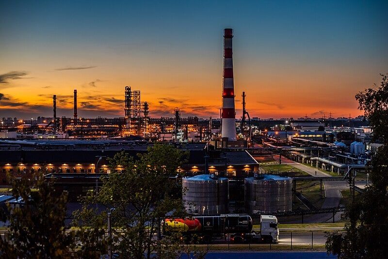 Petróleo fecha em queda com Fed, mesmo com risco de sanções à Rússia e baixa de estoque